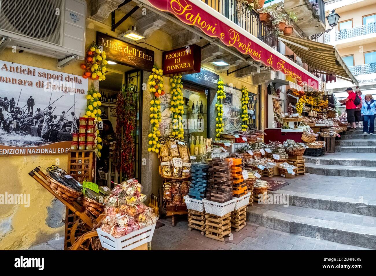 Stand de légumes et paniers de vente à Taormine, en Italie du sud, en Europe, en Sicile, en Italie Banque D'Images