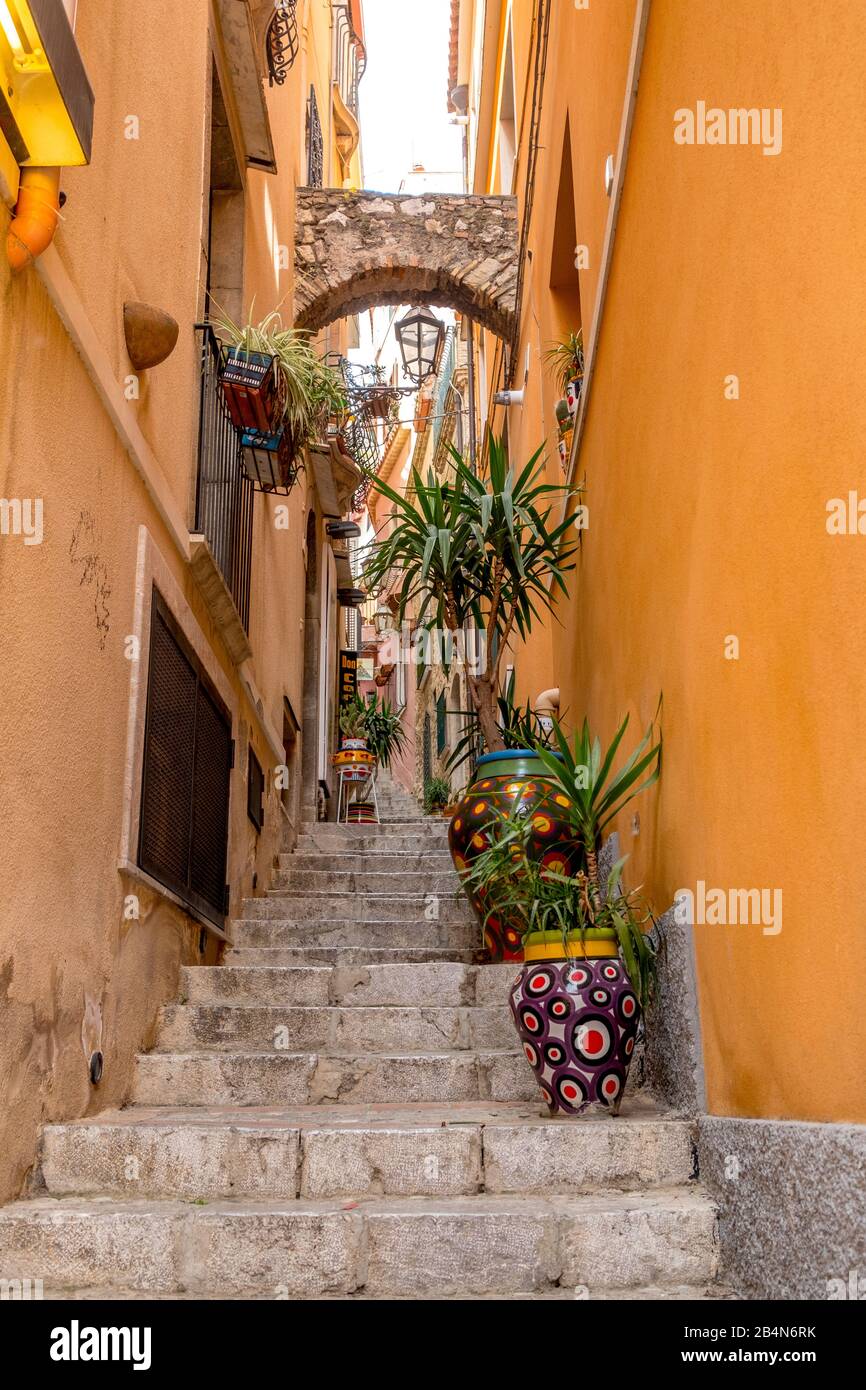 Gorge de maison, allée et escaliers à Taormine, lanterne et planteur, Italie du sud, Europe, Sicile, Italie Banque D'Images