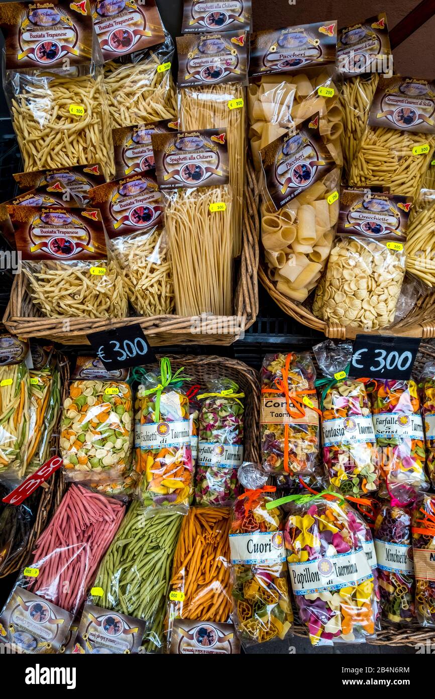 Pâtes colorées et paniers de vente à Taormine, en Italie du sud, en Europe, en Sicile, en Italie Banque D'Images
