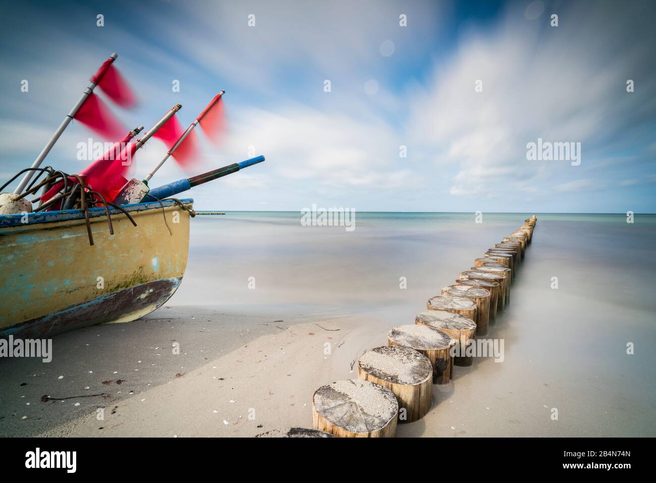 Der Strand an der Ostsee mit Spiegelung der schönen Wolken und einem Fischerboot , Banque D'Images