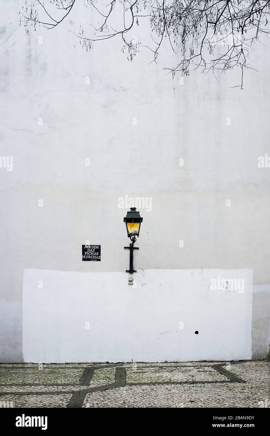 Mur d'une église, lanterne, signe Banque D'Images