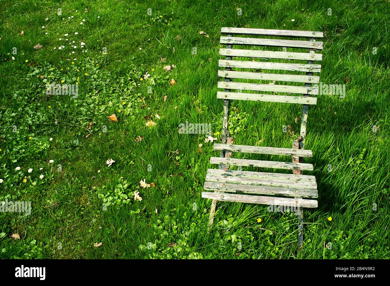 chaise ancienne dans l'herbe Banque D'Images