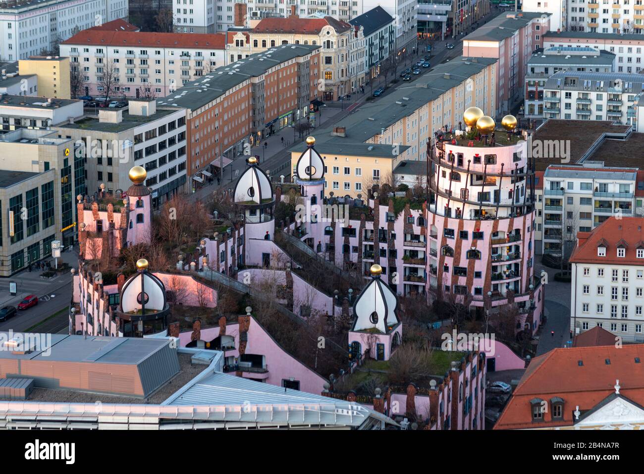 Allemagne, Saxe-Anhalt, Magdeburg, vue de la tour nord de la cathédrale à la Citadelle verte, dernier grand bâtiment de l'artiste autrichien Friedensreich Hundertwasser. Banque D'Images