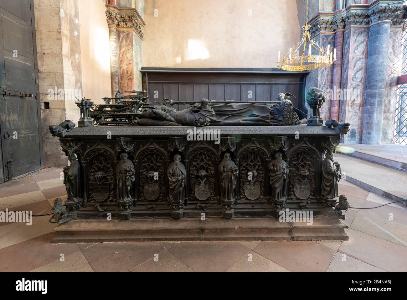 Deutschland, Sachsen-Anhalt, Magdeburg, Dom zu Magdeburg, Bronzetumba des Erzbischofs Ernst von Sachsen (gestalben 1513) von Peter Vischer des Älteren Banque D'Images