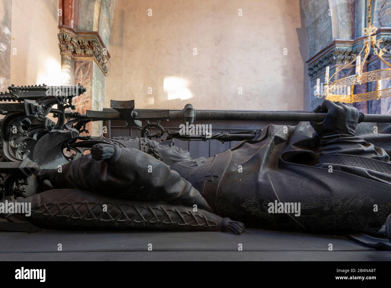 Deutschland, Sachsen-Anhalt, Magdeburg, Dom zu Magdeburg, Bronzetumba des Erzbischofs Ernst von Sachsen (gestalben 1513) von Peter Vischer des Älteren Banque D'Images