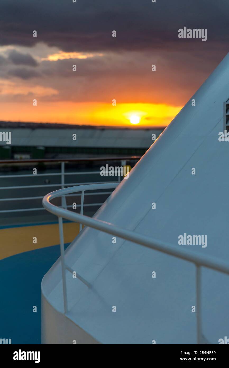 Coucher de soleil sur bateau de croisière, Port Louis, République de Maurice, Océan Indien Banque D'Images