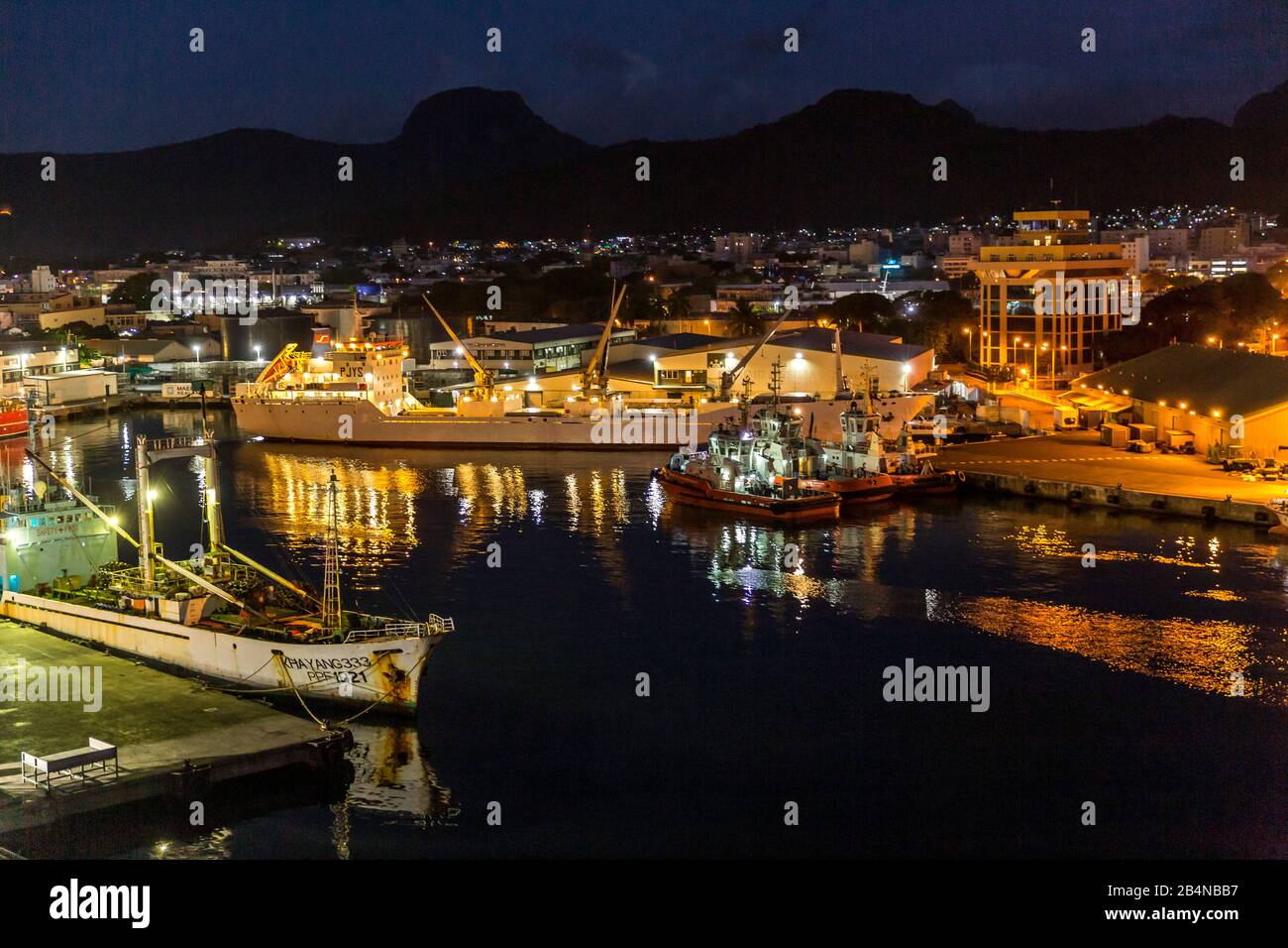 Vue depuis le bateau de croisière de la ville, Port Louis, République de Maurice, Océan Indien Banque D'Images