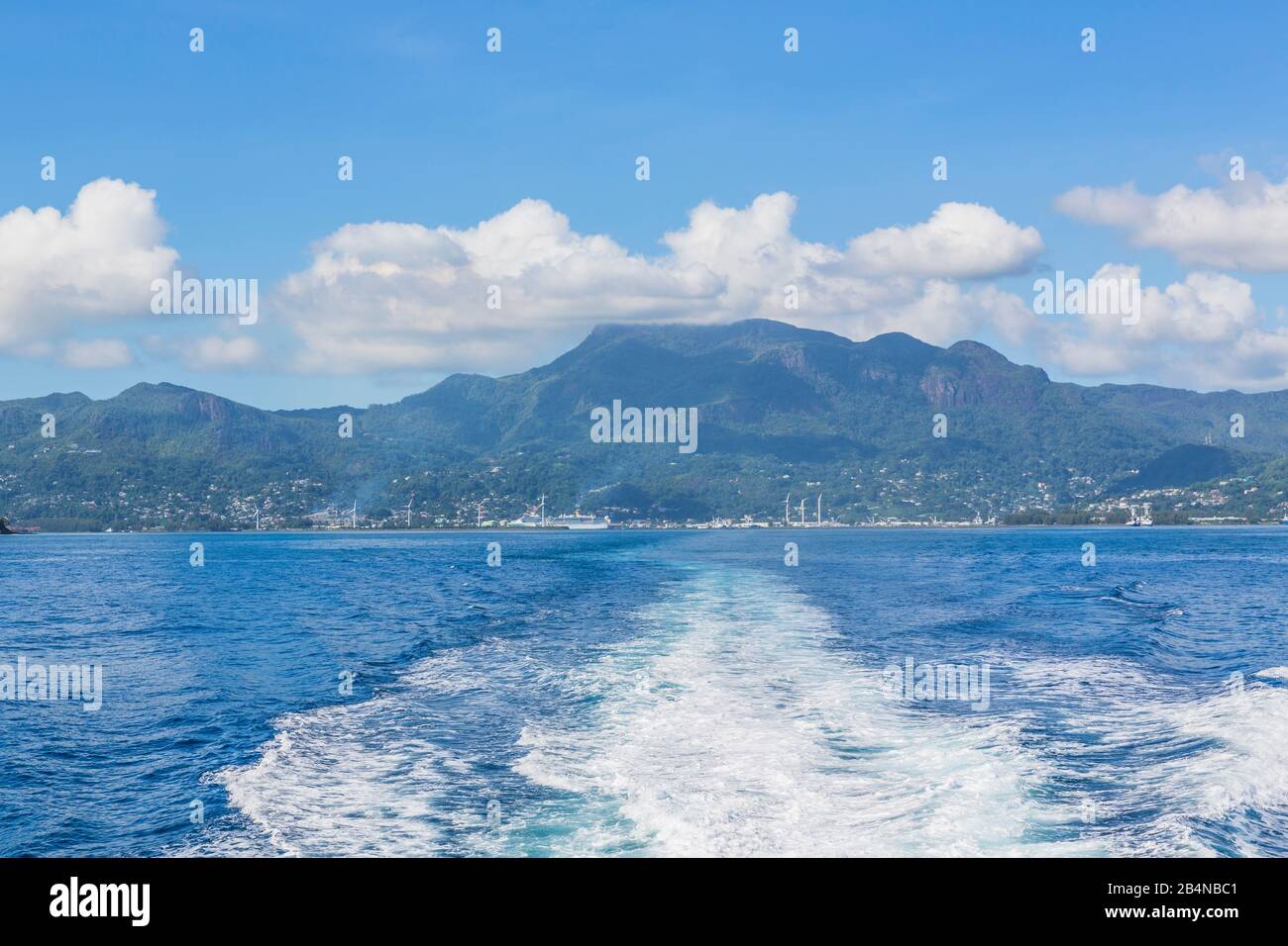 Aussicht von der Fähre auf das Hafen von Victoria, hinten Morne sechellois, 914 m, parc national Morne Seychelles, Insel Mahe, Seychelles, Indischer Banque D'Images