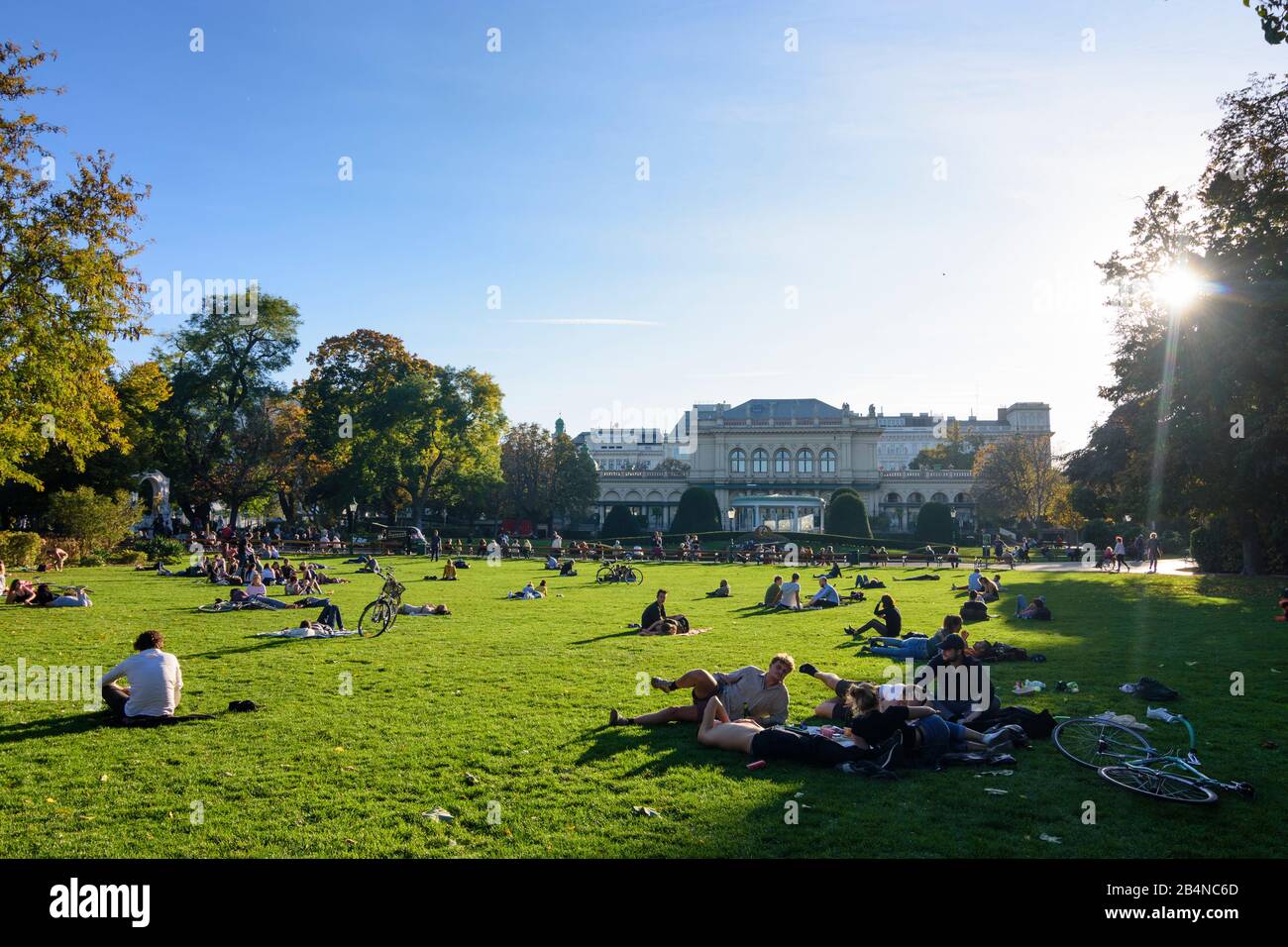 Vienne, parc Stadtpark, prairie, bains de soleil, parler, maison Kursalon Hübner en Autriche, Wien, 01. Quartier, vieille ville Banque D'Images