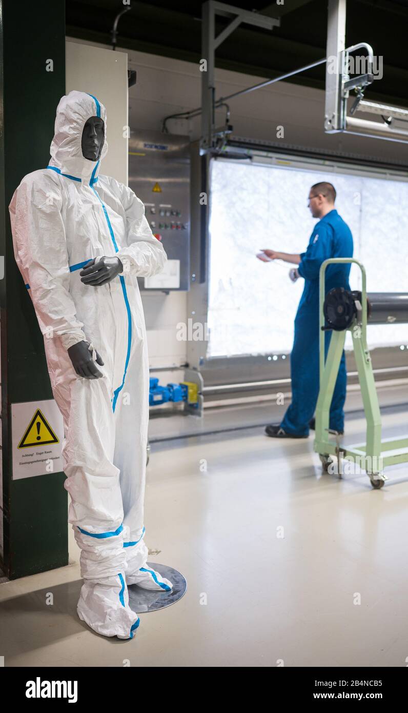 Luxembourg, Luxembourg. 06 mars 2020. Un mannequin portant un costume de  protection en Tyvek est exposé à l'usine de DuPont. La demande a fortement  augmenté dans le monde entier à mesure que