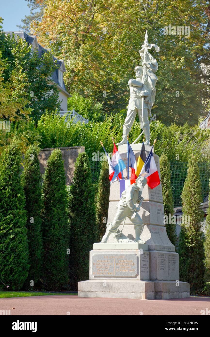 Monument commémoratif de guerre à Villers-sur-Mer une station balnéaire française dans le département du Calvados en Normandie. L'inscription rappelle les lieux voisins et la participation à diverses guerres. Banque D'Images