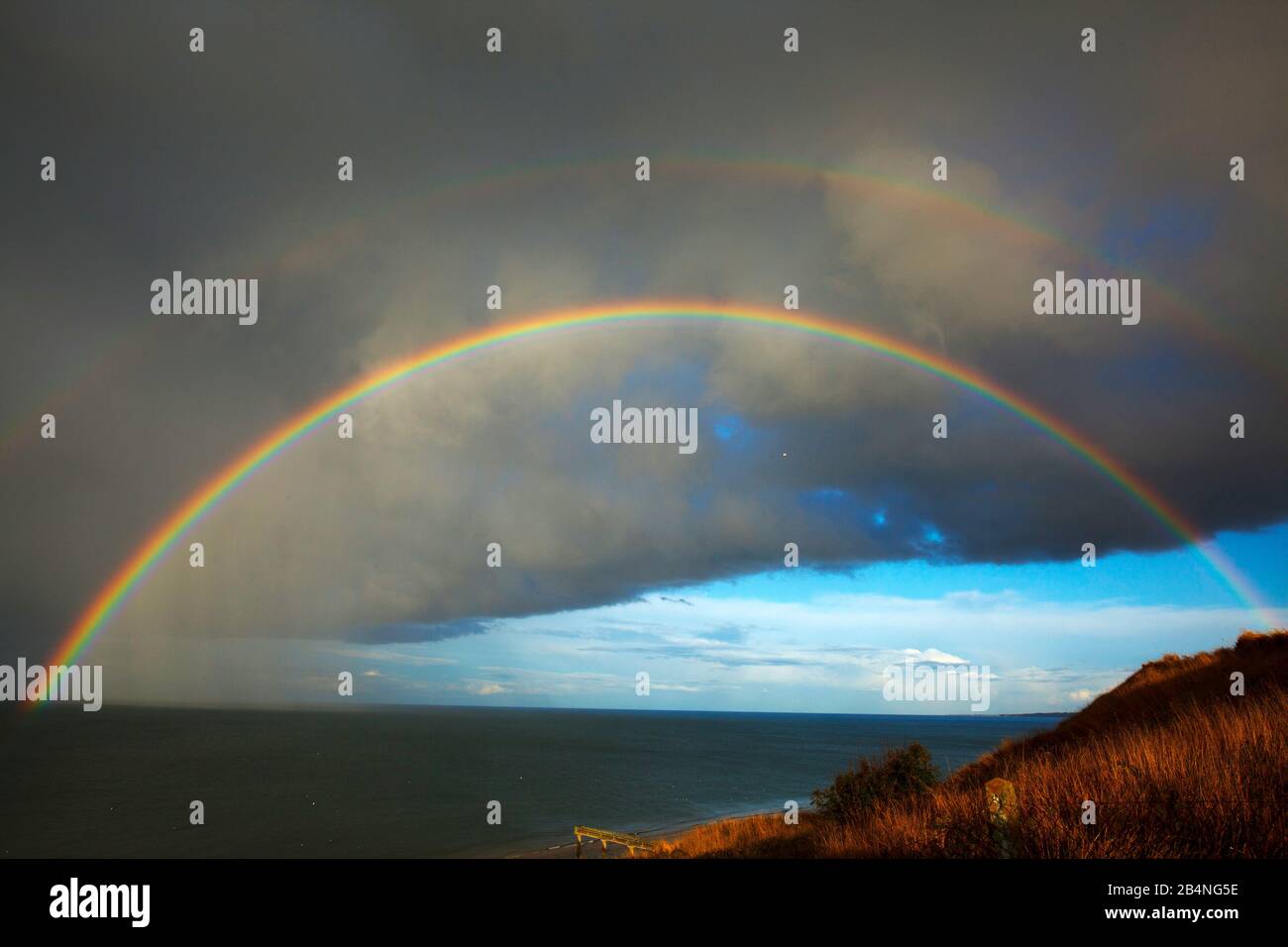 Rainbow devant un nuage de tempête sur Omaha Beach en Normandie Banque D'Images