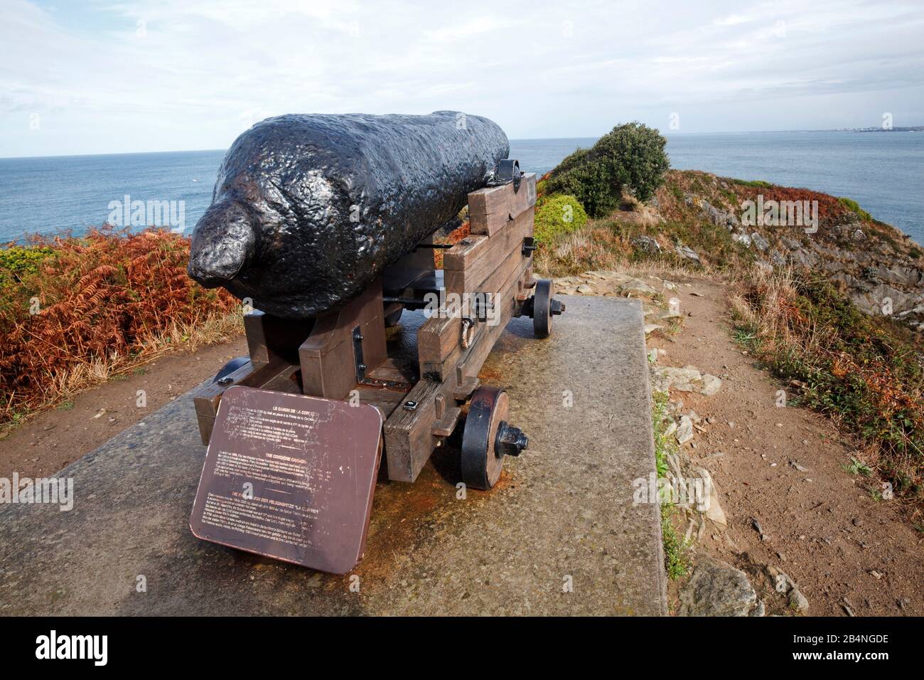 Le canon « la Corbier » de 1686 est sur la Pointe de St-Cast de St-Cast-le-Guildo depuis 1990. Sur la Côte d'Emeraude en Bretagne. Banque D'Images