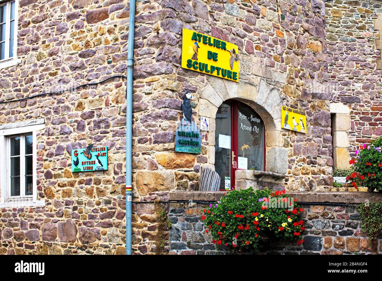 Atelier de sculpture et vente de figurines animales. Pontrieux est une commune française, située dans le département des Côtes-d'Armor et la région Bretagne. Il se trouve sur les rives de la rivière Trieux Banque D'Images