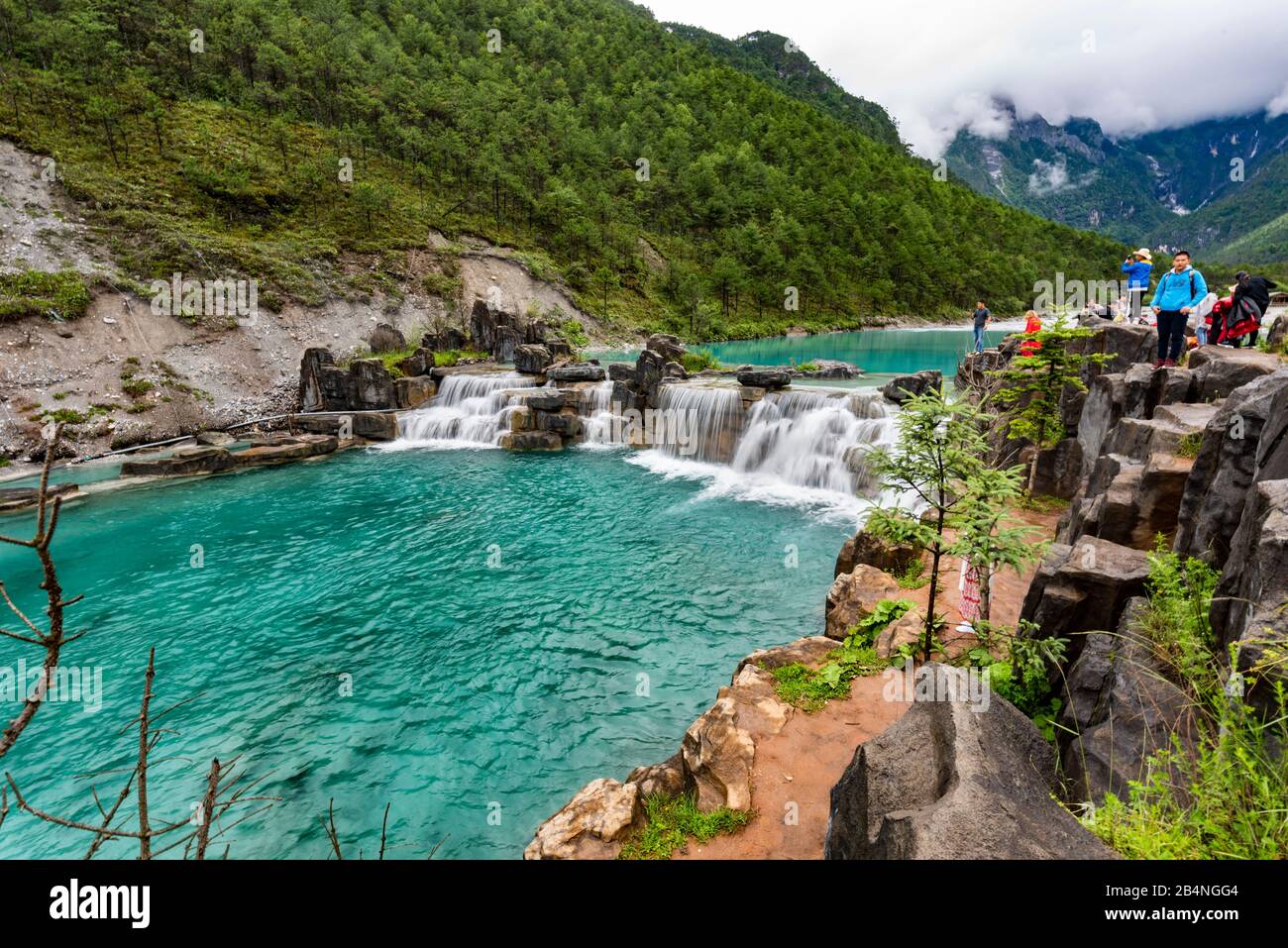 Longue exposition à l'une des nombreuses cascades couleur émeraude de Blue Moon Valley au pied de Jade Dragon Snow Mnt (Yulong Xue Shan) à Lijiang, Yunnan Banque D'Images