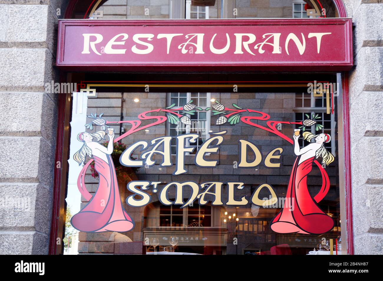 Saint-Malo est une ville portuaire sur la Côte d'Emeraude en Bretagne, dans le nord-ouest de la France. Les femmes de style Art nouveau dansent sur la fenêtre du café de St Malo. Banque D'Images