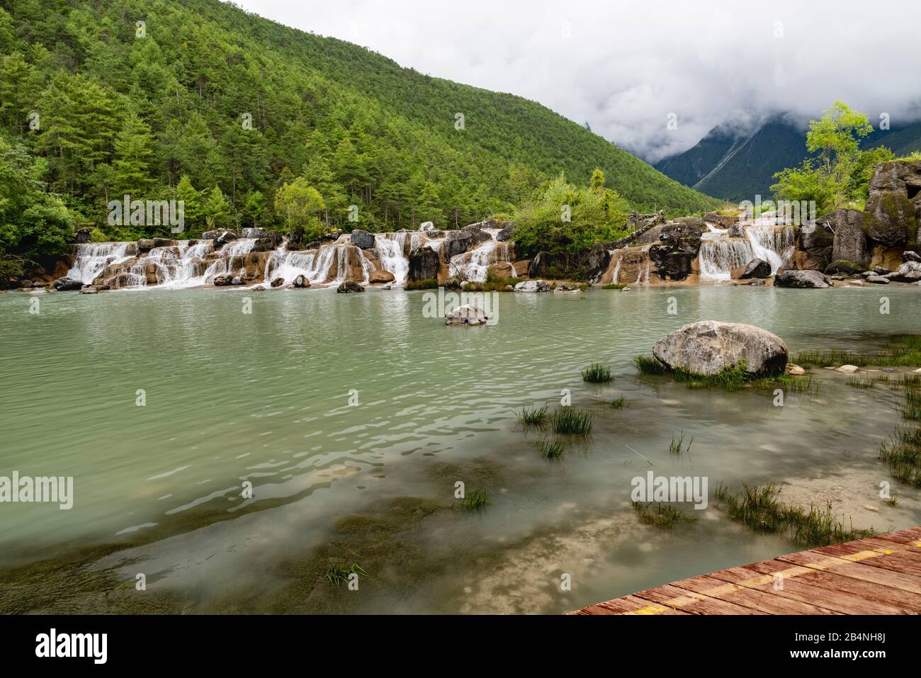 Longue exposition à l'une des nombreuses cascades couleur émeraude de Blue Moon Valley au pied de Jade Dragon Snow Mnt (Yulong Xue Shan) à Lijiang, Yunnan Banque D'Images