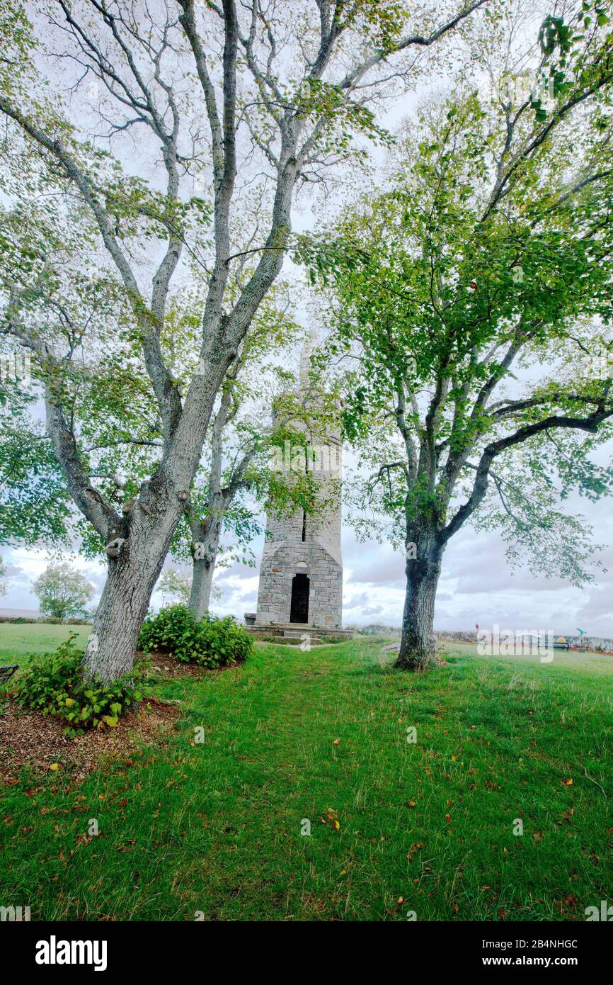 Le Mont Dol est un morceau de granit de 65 mètres de haut dans un paysage breton plat, sur le plateau dont il y a divers bâtiments. La statue de notre-Dame couronne la tour d'observation. Banque D'Images