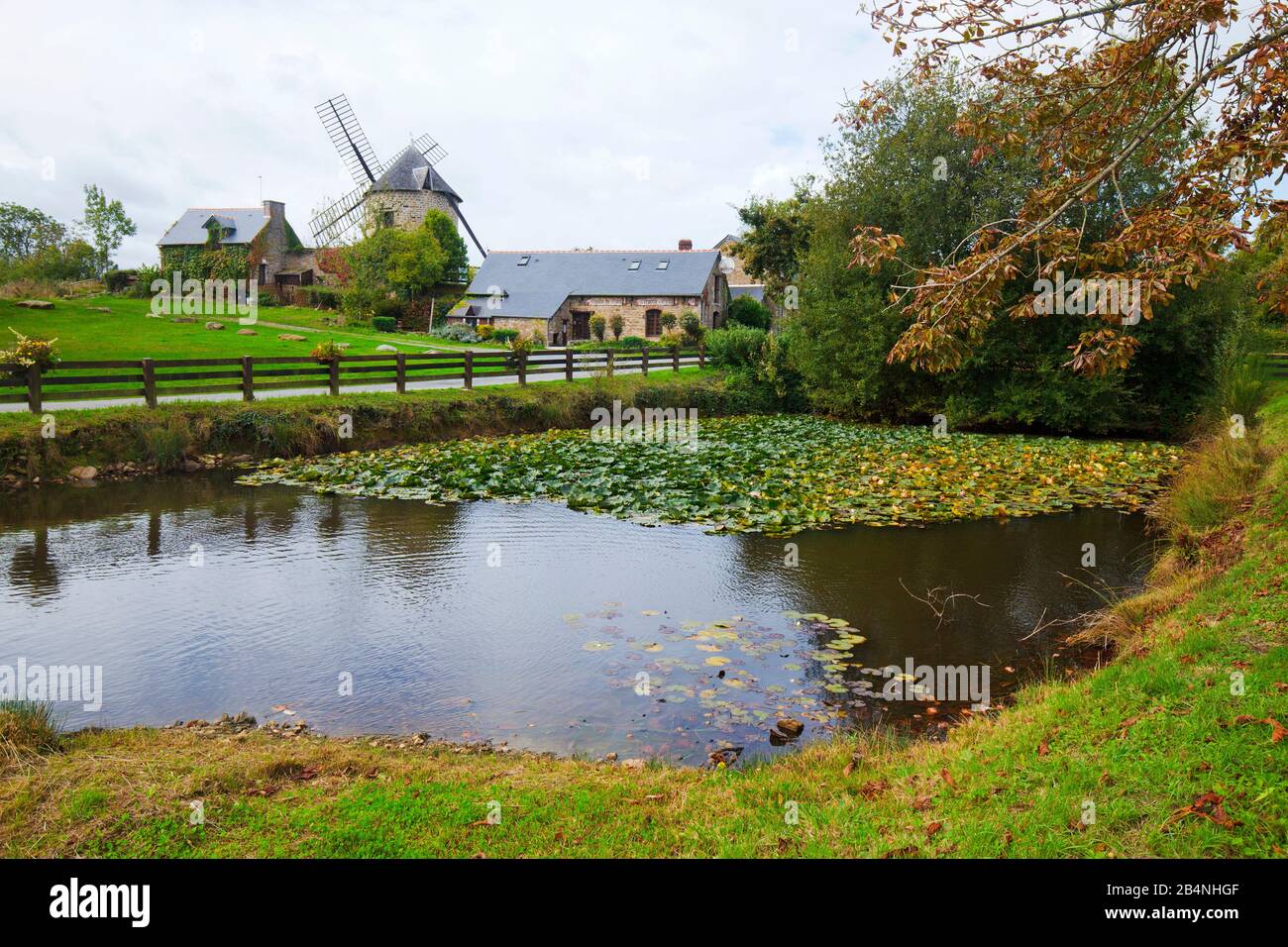 Le Mont Dol est un morceau de granit de 65 mètres de haut dans un paysage breton plat, sur le plateau dont il y a divers bâtiments. Banque D'Images