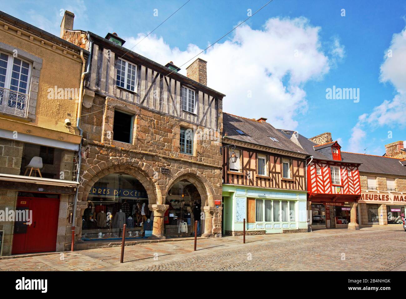 DLO-de-Bretagne est une commune française, située dans le département d'Ille-et-Vilaine et la région Bretagne. Attribué comme 'petite cité de la caractère', petit lieu avec caractère. Maisons à colombages dans la Grande rue des Stuarts. Banque D'Images