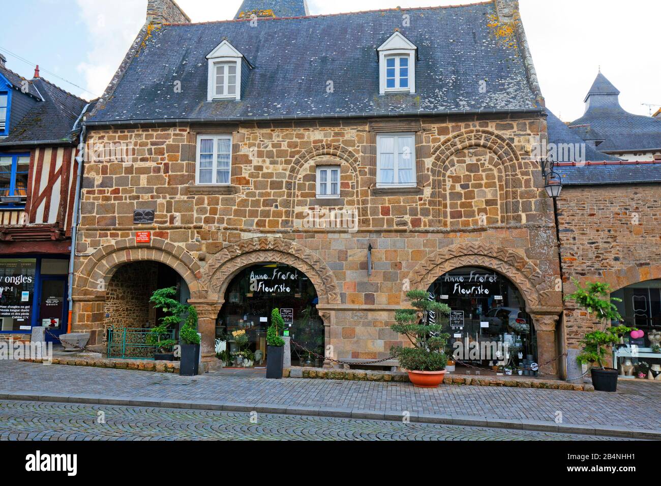 DLO-de-Bretagne est une commune française, située dans le département d'Ille-et-Vilaine et la région Bretagne. Attribué comme 'petite cité de la caractère', petit lieu avec caractère. Maison No 17 la Maison des petits Palets du XIIe siècle. C'est l'une des plus anciennes maisons de Bretagne. Banque D'Images