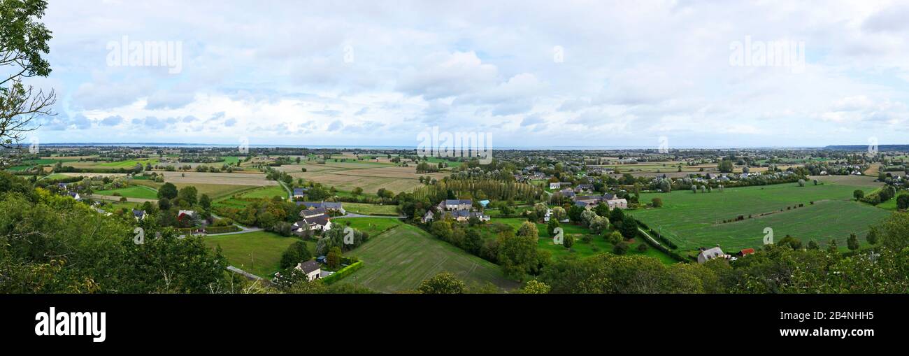 Le Mont Dol est un morceau de granit de 65 mètres de haut dans un paysage breton plat, sur le plateau dont il y a divers bâtiments. Vue panoramique sur le pays. Banque D'Images