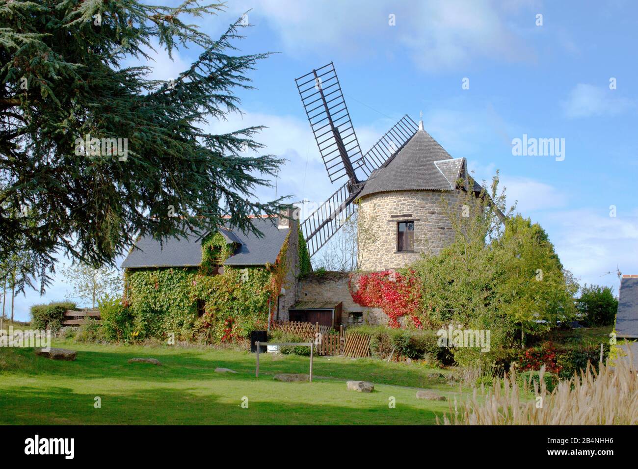 Le Mont Dol est un morceau de granit de 65 mètres de haut dans un paysage breton plat, sur le plateau dont il y a divers bâtiments. Banque D'Images