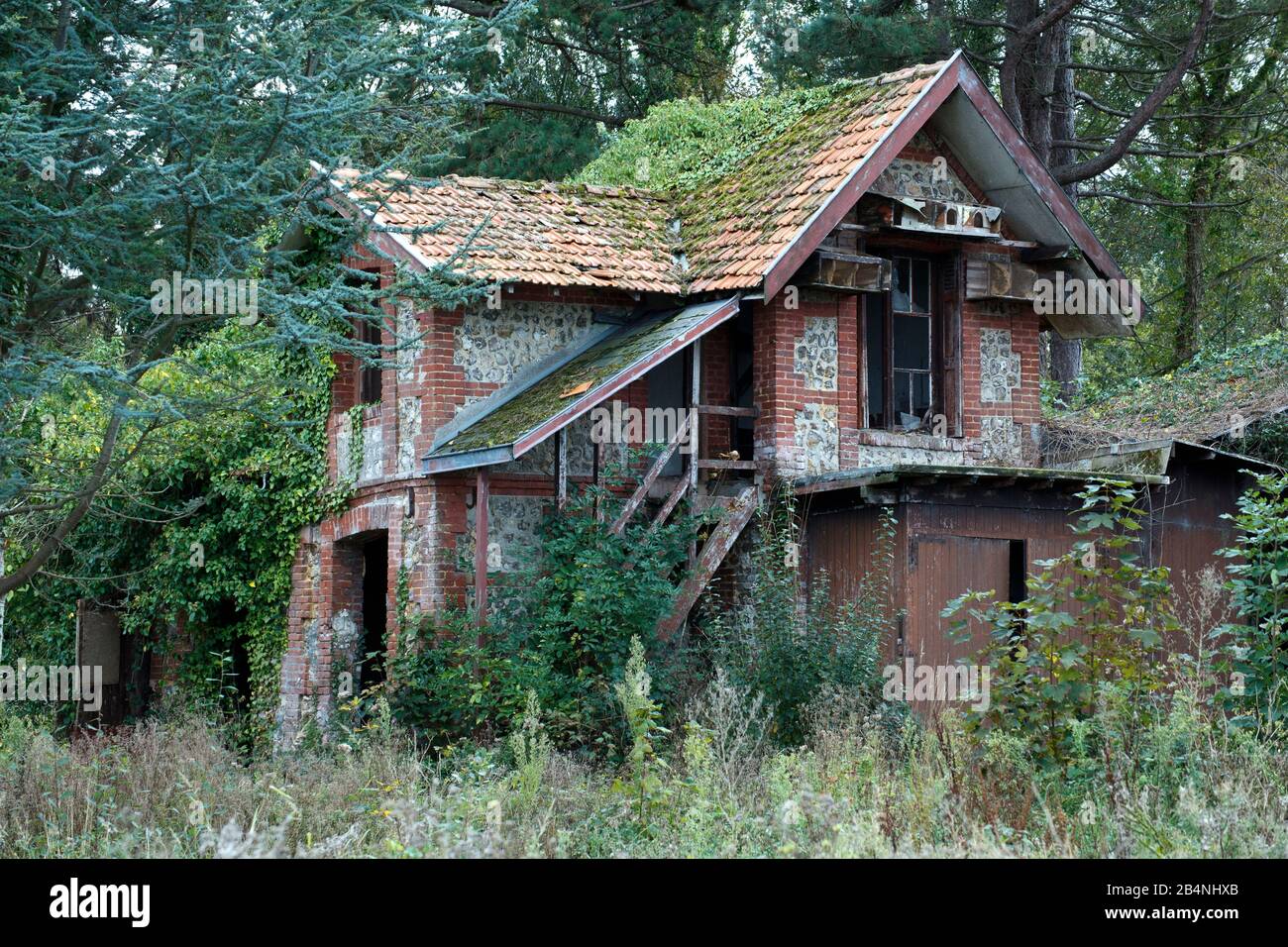 Fécamp est une ville française sur la Côte d'Albatros. Dans le département Seine-Maritime de la région Normandie. Il est situé au niveau de la mer directement sur la Manche entre Dieppe et le Havre. Villa abandonnée en périphérie. Banque D'Images