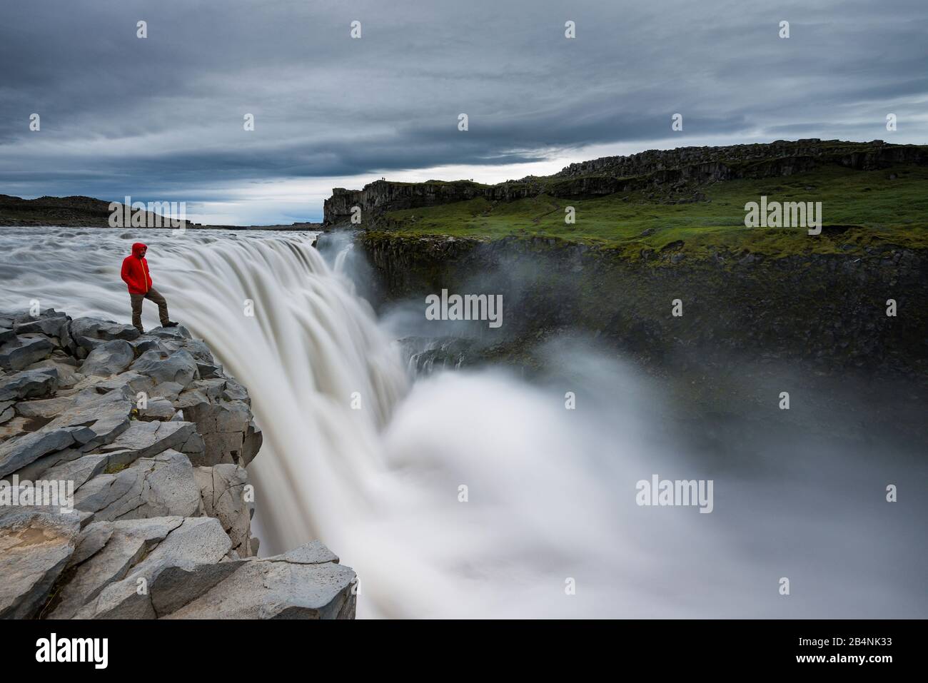 Personne sur le bord devant la cascade de Dettifoss en Islande Banque D'Images