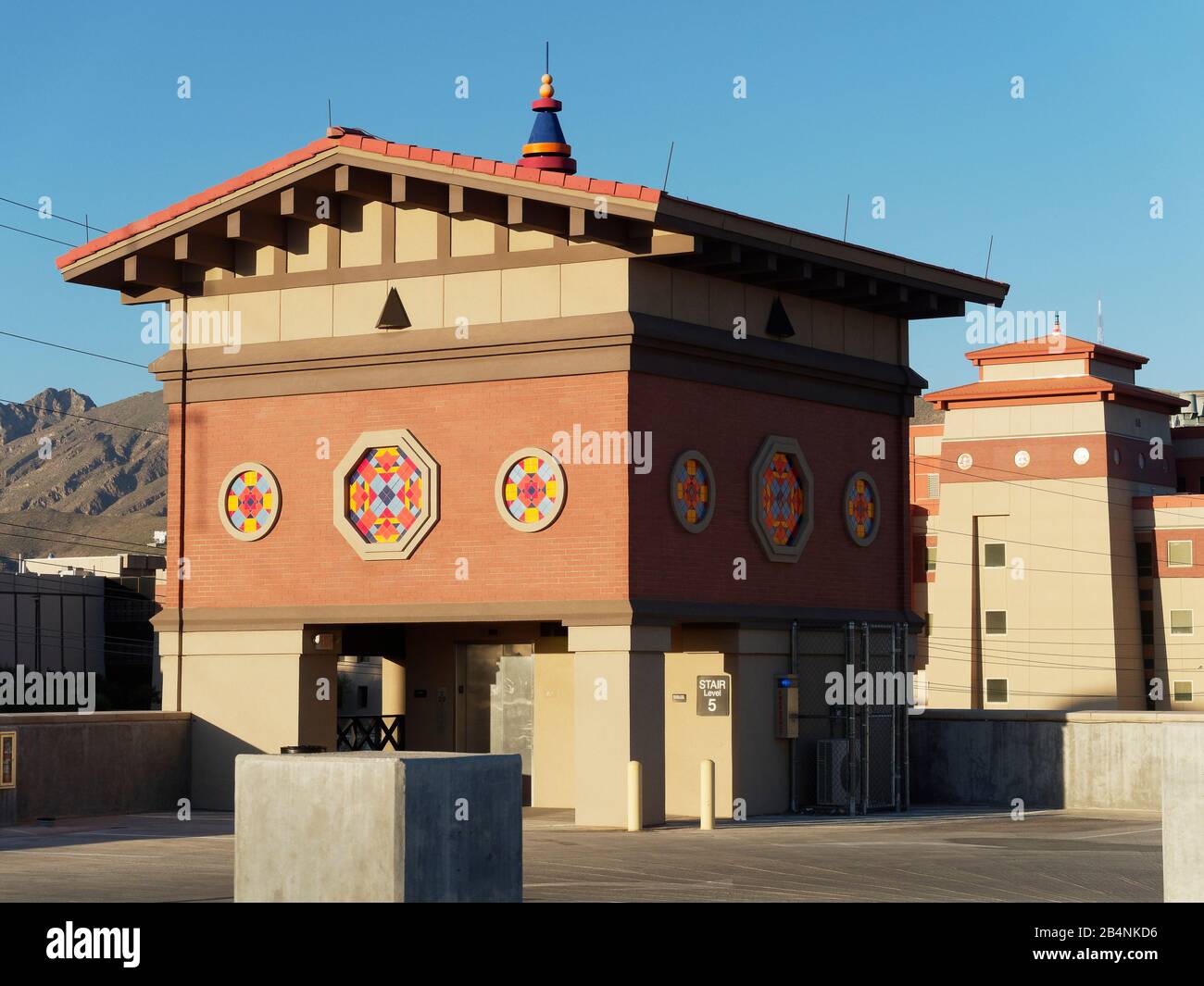 Structure de stationnement de style architectural bhoutanais, Université du Texas à El Paso Banque D'Images