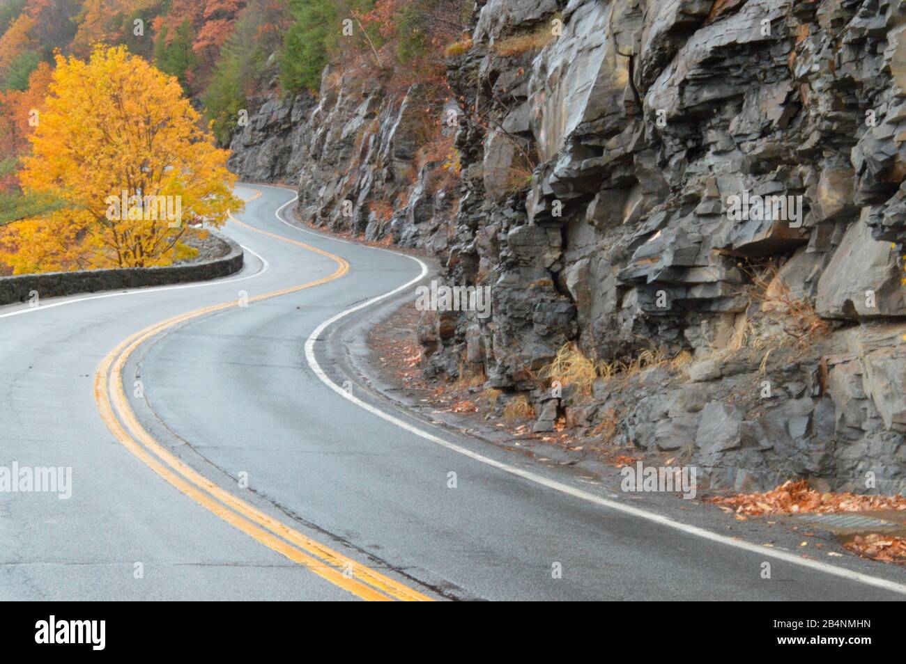 The Hawk's Nest, Port Jervis, New York, route sinueuse et points de vue pittoresques dans la vallée du Delaware River, États-Unis Banque D'Images