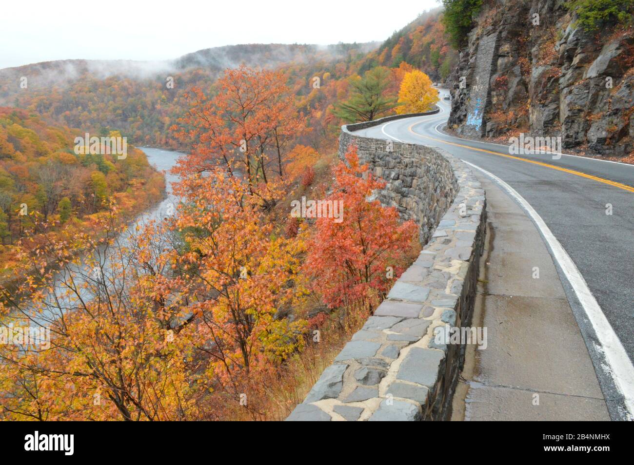 The Hawk's Nest, Port Jervis, New York, route sinueuse et points de vue pittoresques dans la vallée du Delaware River, États-Unis Banque D'Images