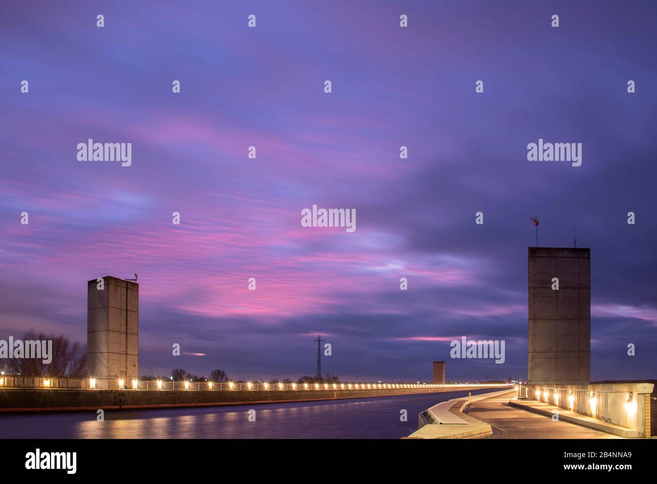 L'Allemagne, la Saxe-Anhalt, Magdeburg, la traversée de la voie navigable, le canal Mittelland coule dans un pont traversant sur l'Elbe, ambiance de soirée Banque D'Images