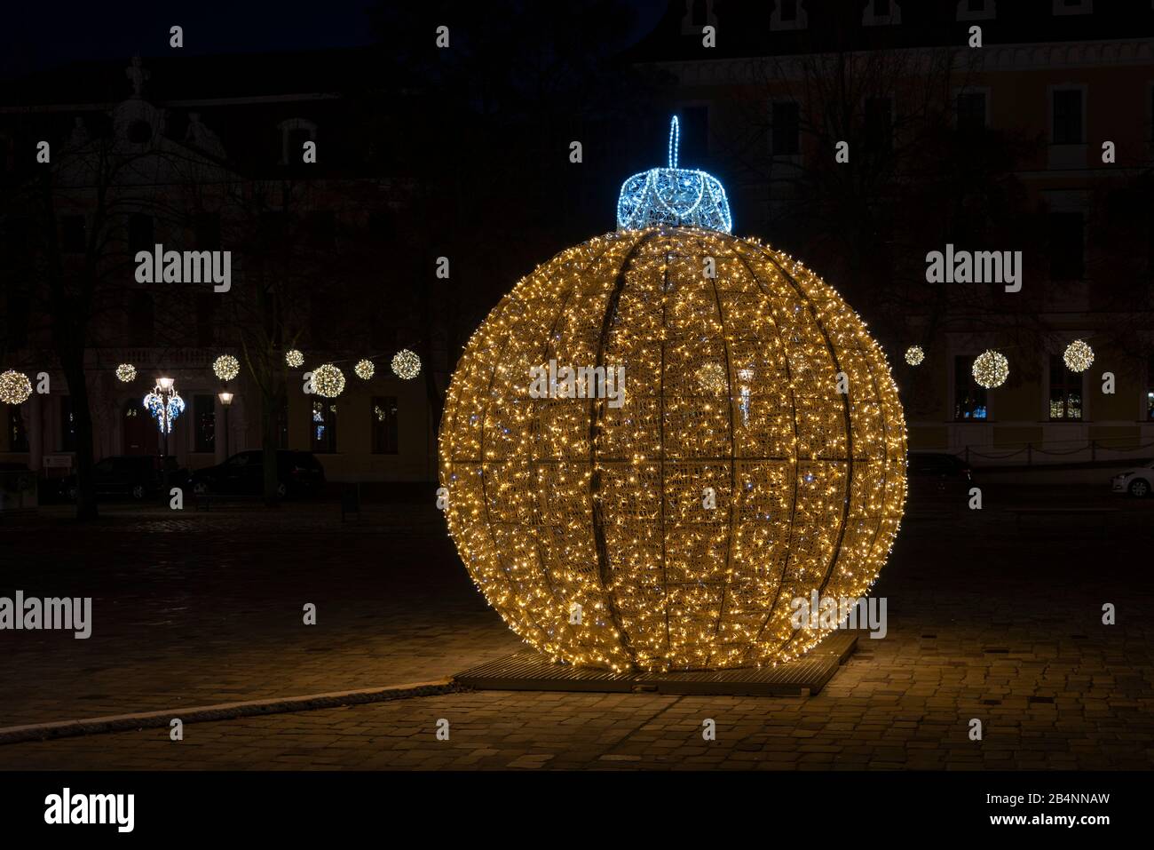 L'Allemagne, Saxe-Anhalt, Magdeburg, sur la place de la cathédrale est une boule de Noël éclairée, une sculpture légère, le monde des lumières de Magdeburg Banque D'Images