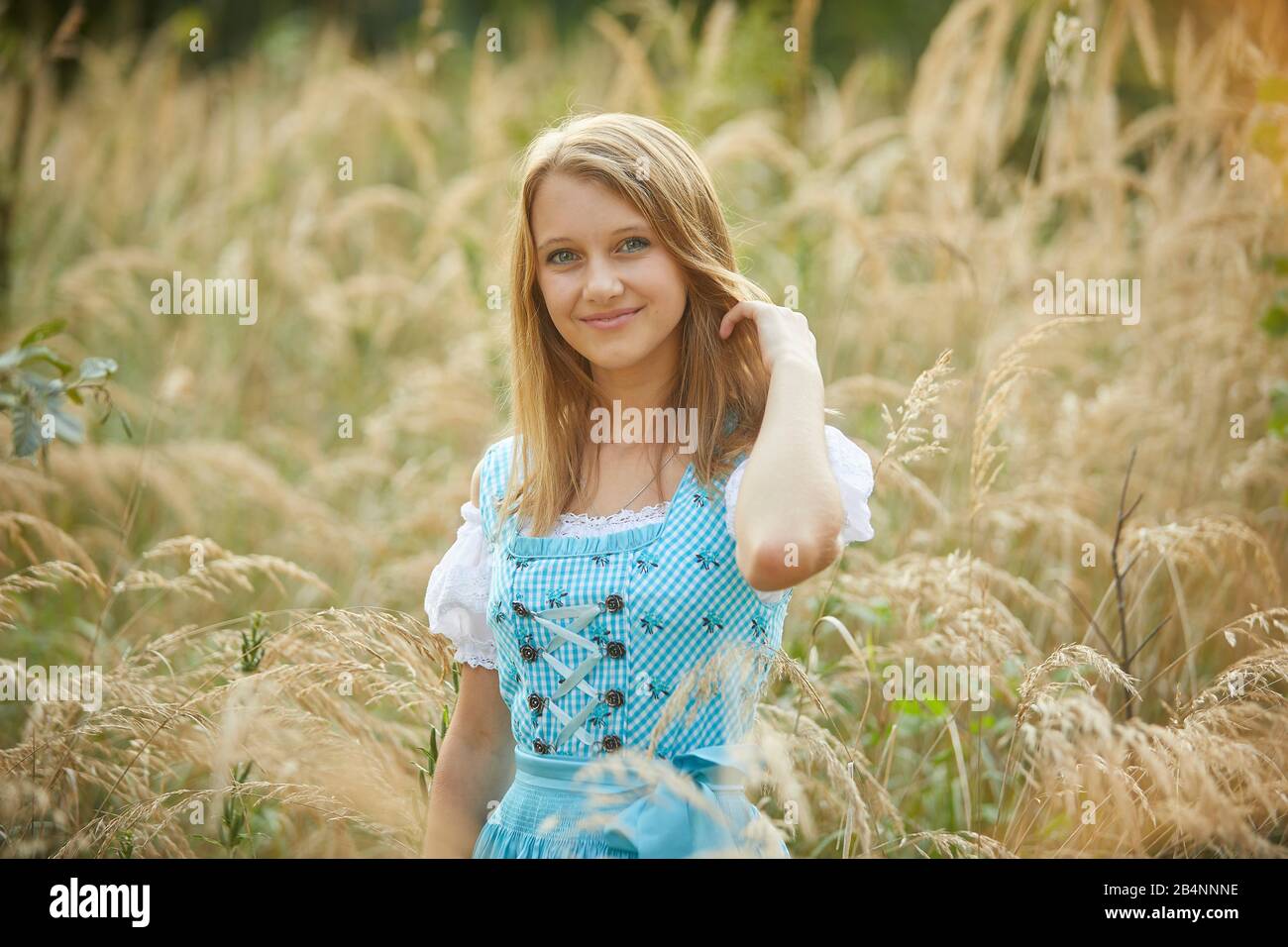 Jeune fille en dirndl Banque D'Images