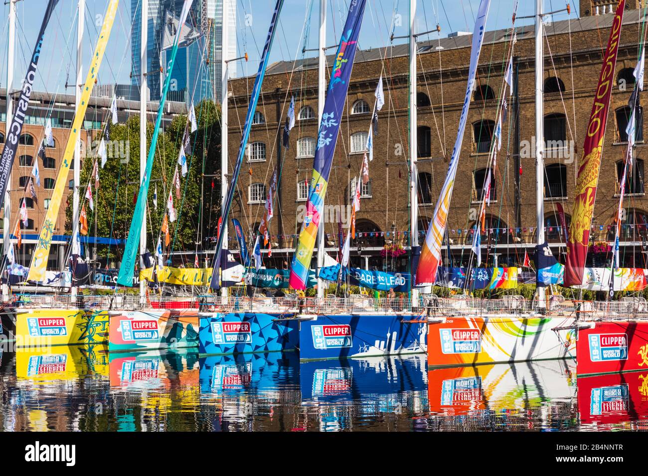 L'Angleterre, Londres, Wapping, St Katharine Docks Marina, dans l'attente de l'Clippers colorés Début de la Clipper bi-annuelle course autour du monde à la Voile Banque D'Images