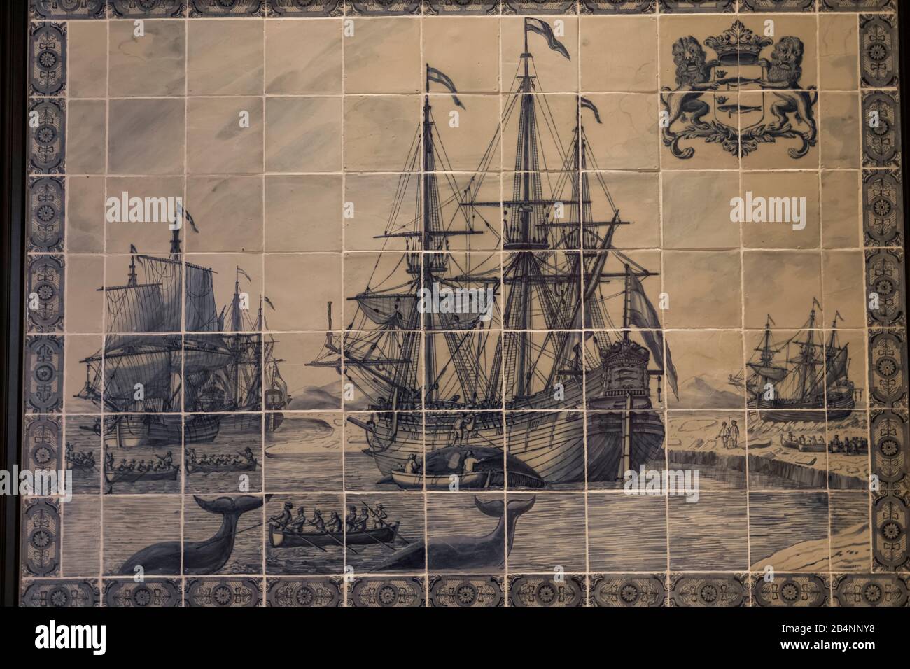 L'Angleterre, Londres, Greenwich, Queen's House Museum and Art Gallery, le néerlandais Delft Tile panneau représentant une flotte de navires de pêche à la baleine Banque D'Images