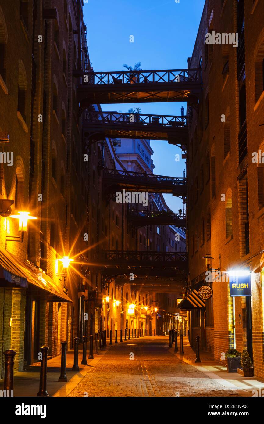 L'Angleterre, Londres, Southwark, Butlers Wharf, Shad Thames, entrepôts victorienne reconvertie et Cobblestone Street Banque D'Images
