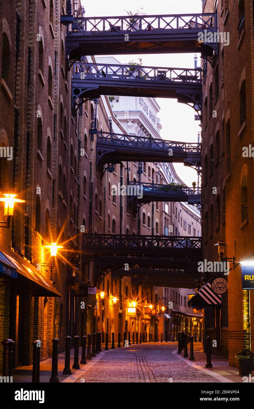L'Angleterre, Londres, Southwark, Butlers Wharf, Shad Thames, entrepôts victorienne reconvertie et Cobblestone Street Banque D'Images