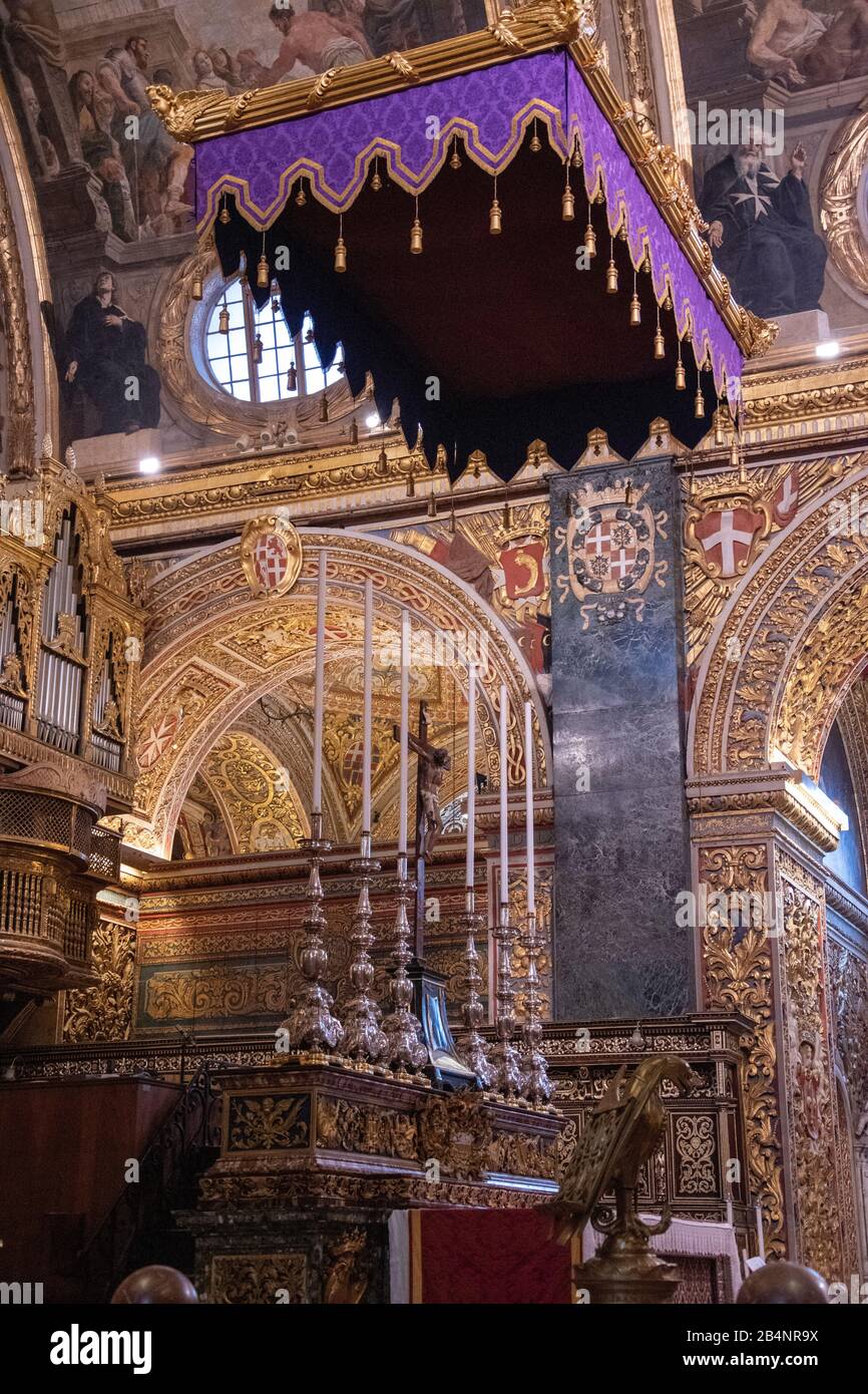 Le maître-autel. La co-cathédrale Saint-Jean est une co-cathédrale catholique romaine de la Valette, à Malte. Banque D'Images