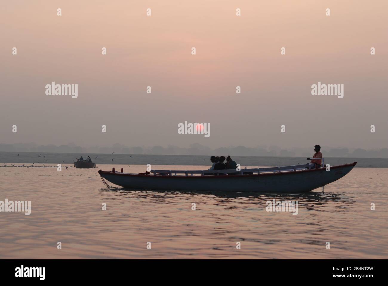 Les touristes font une excursion en bateau au lever du soleil à Varanasi Banque D'Images