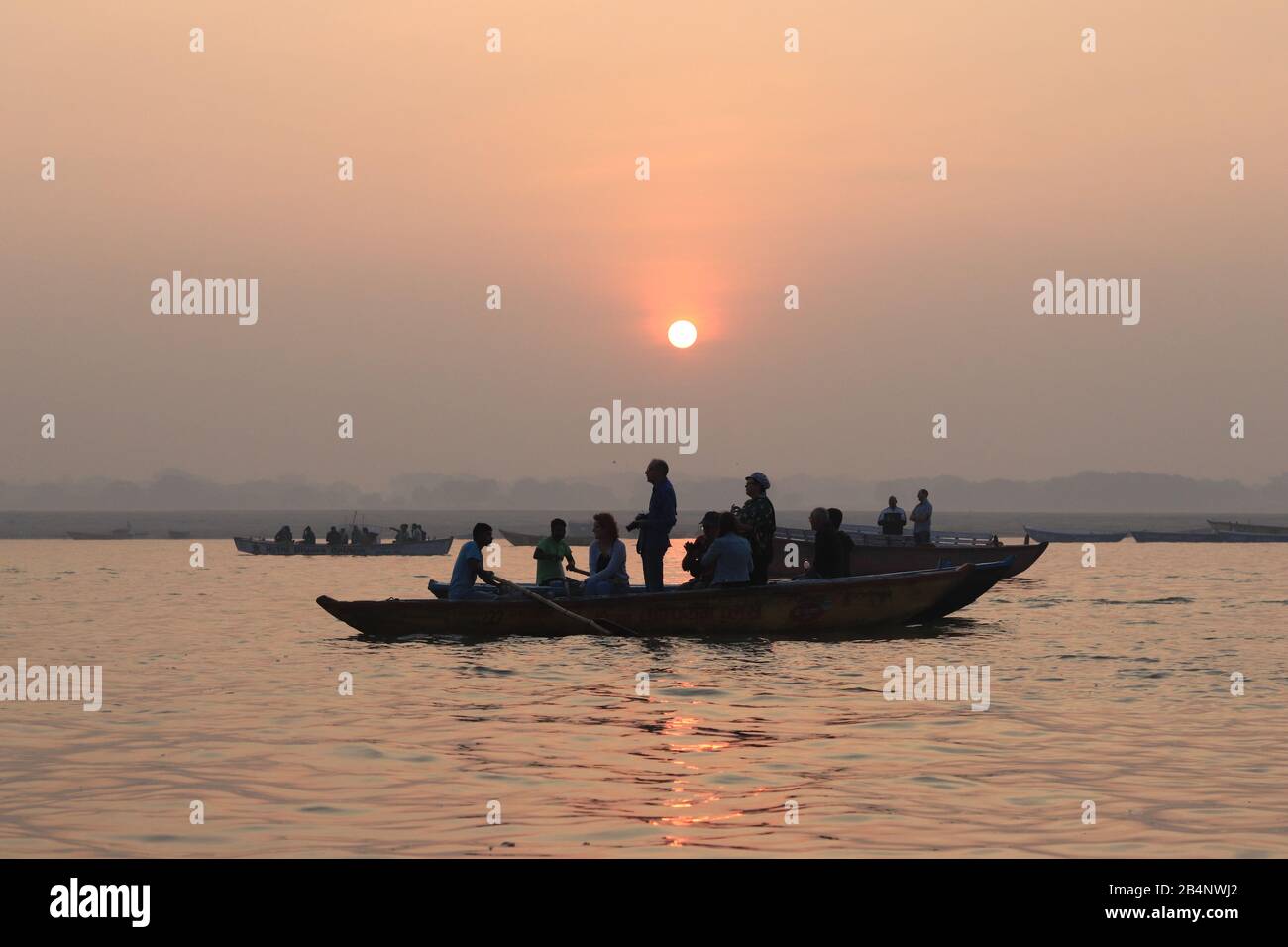 Les touristes apprécient le lever du soleil sur le Ganga River Banque D'Images