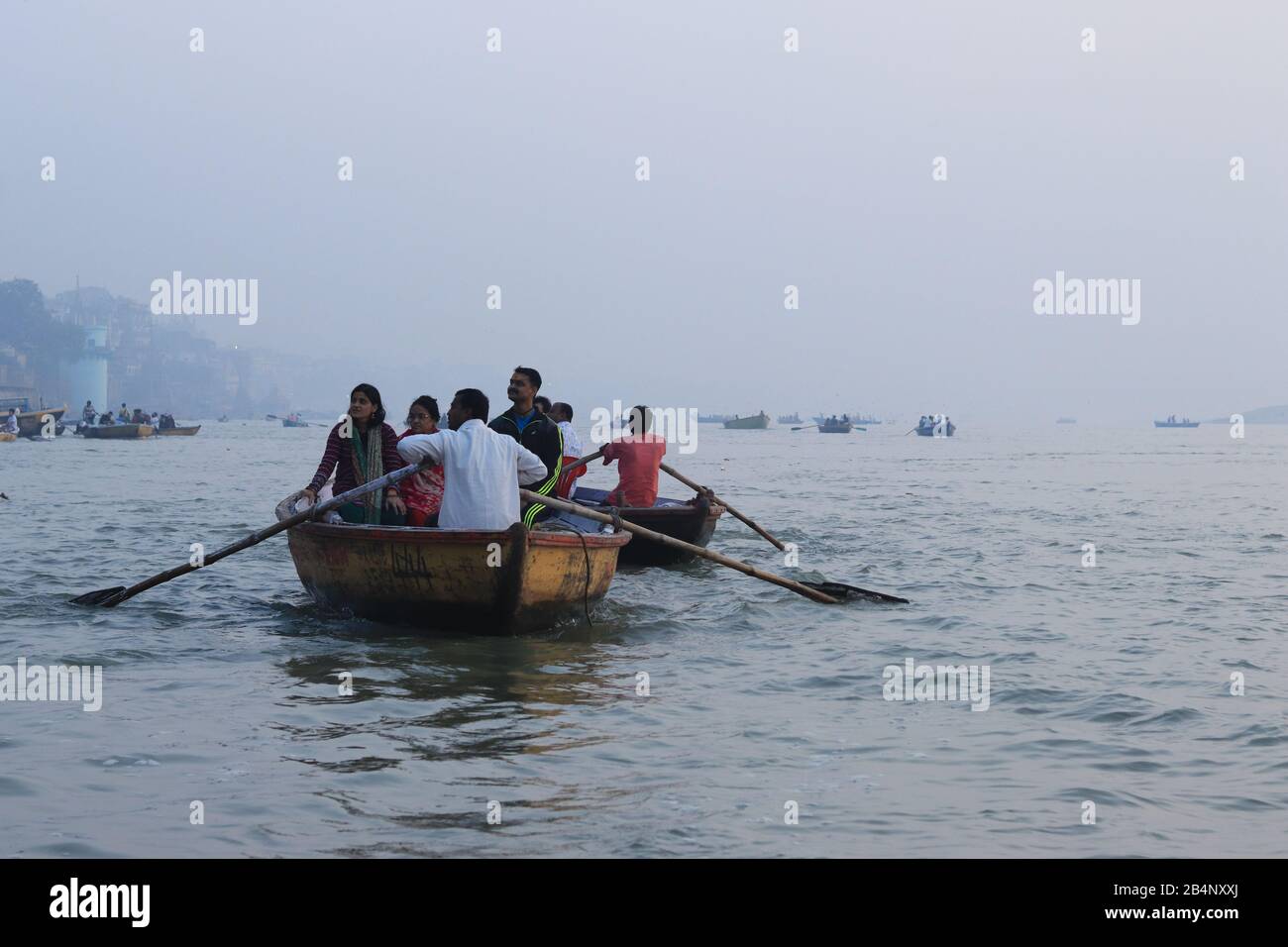 Les touristes prennent des promenades en bateau le long du Ganga River Banque D'Images