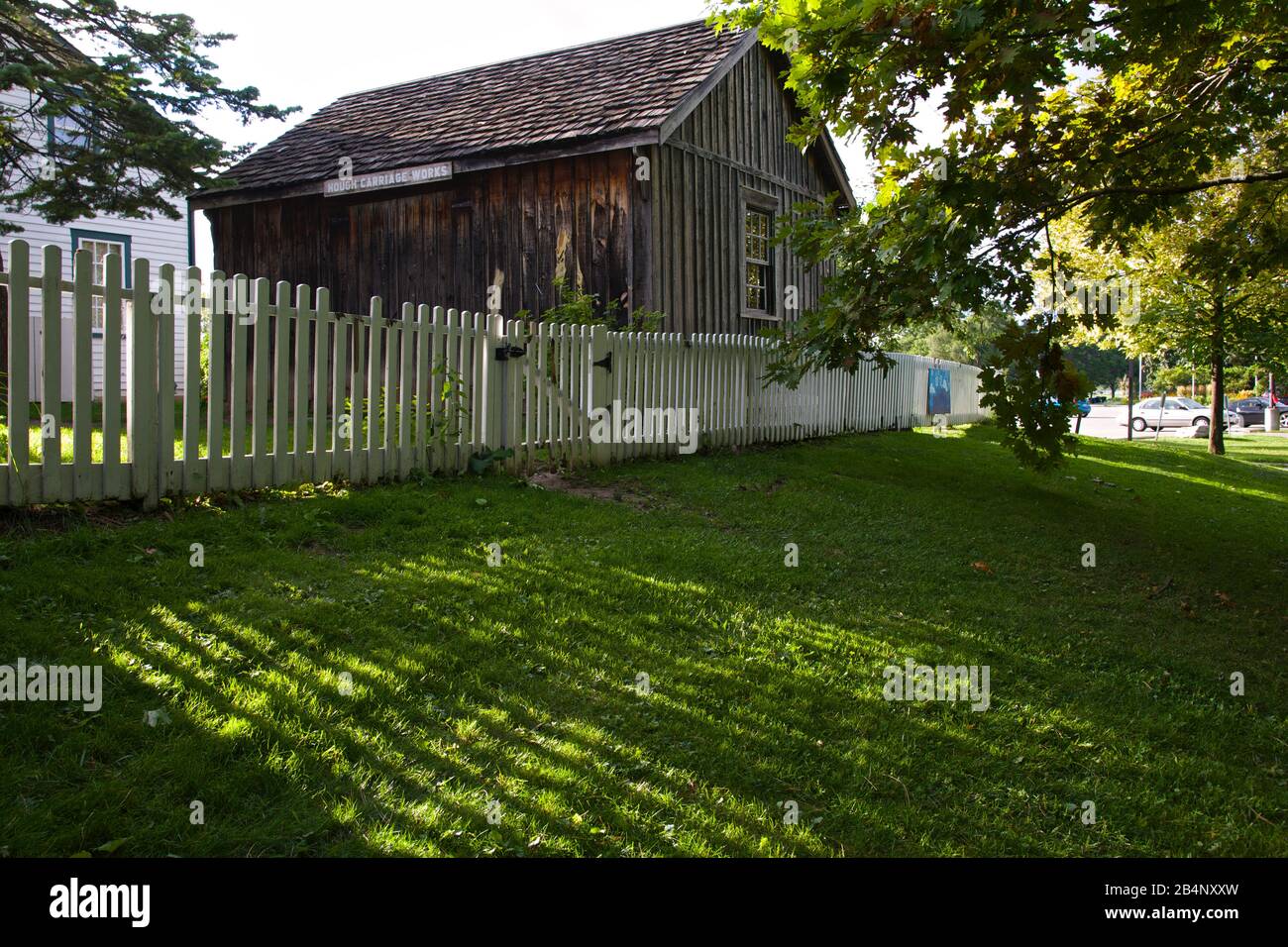 ancienne maison de grange avec une clôture de piquetage blanche. Scarborough, Ontario, Canada. Banque D'Images
