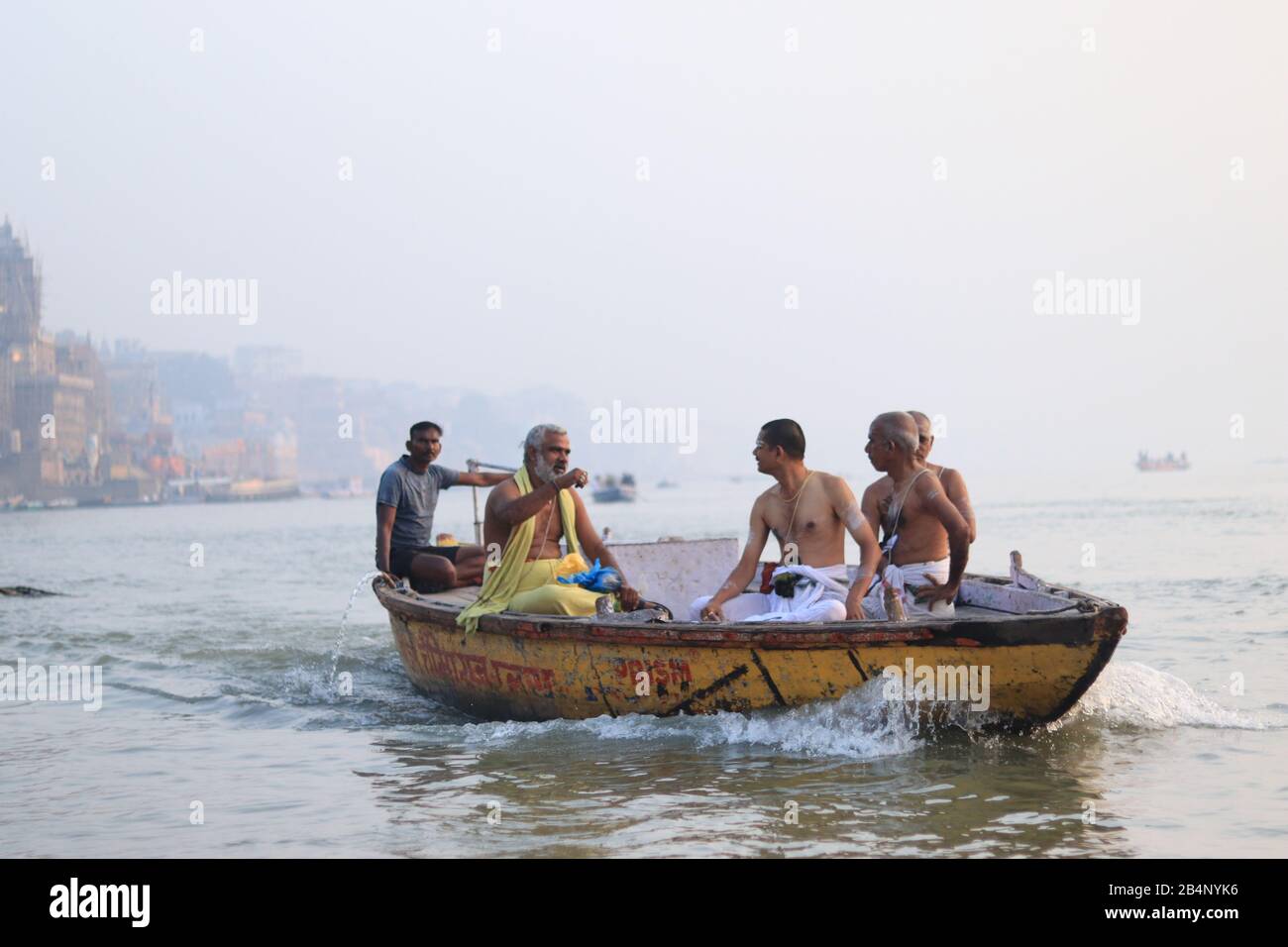 Les prêtres hindous prennent des promenades en bateau sur le Ganga River Banque D'Images