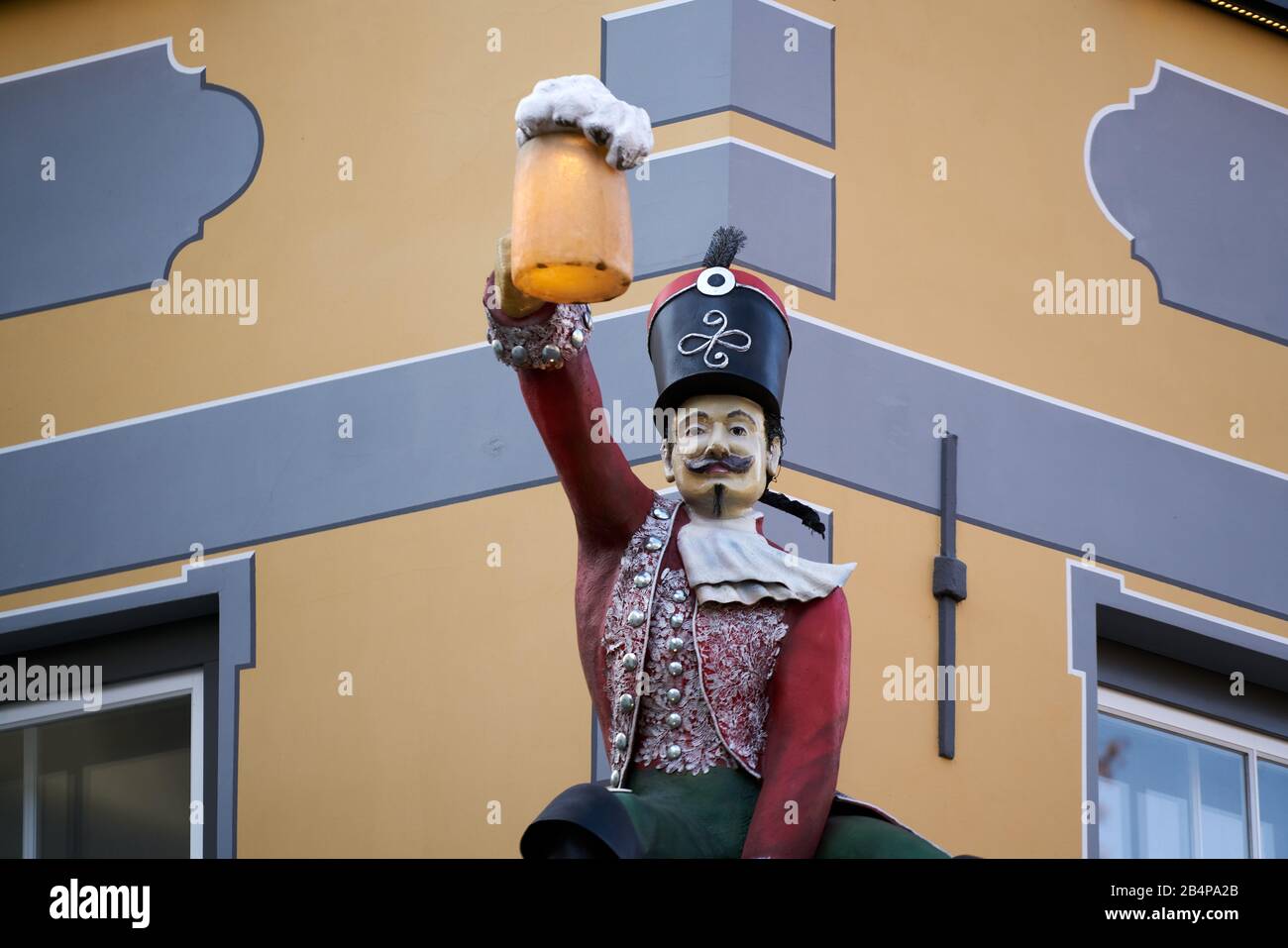 06-03-2020 Riga, Lettonie Figure de l'homme tenant une tasse d'abeille dans une main. Banque D'Images