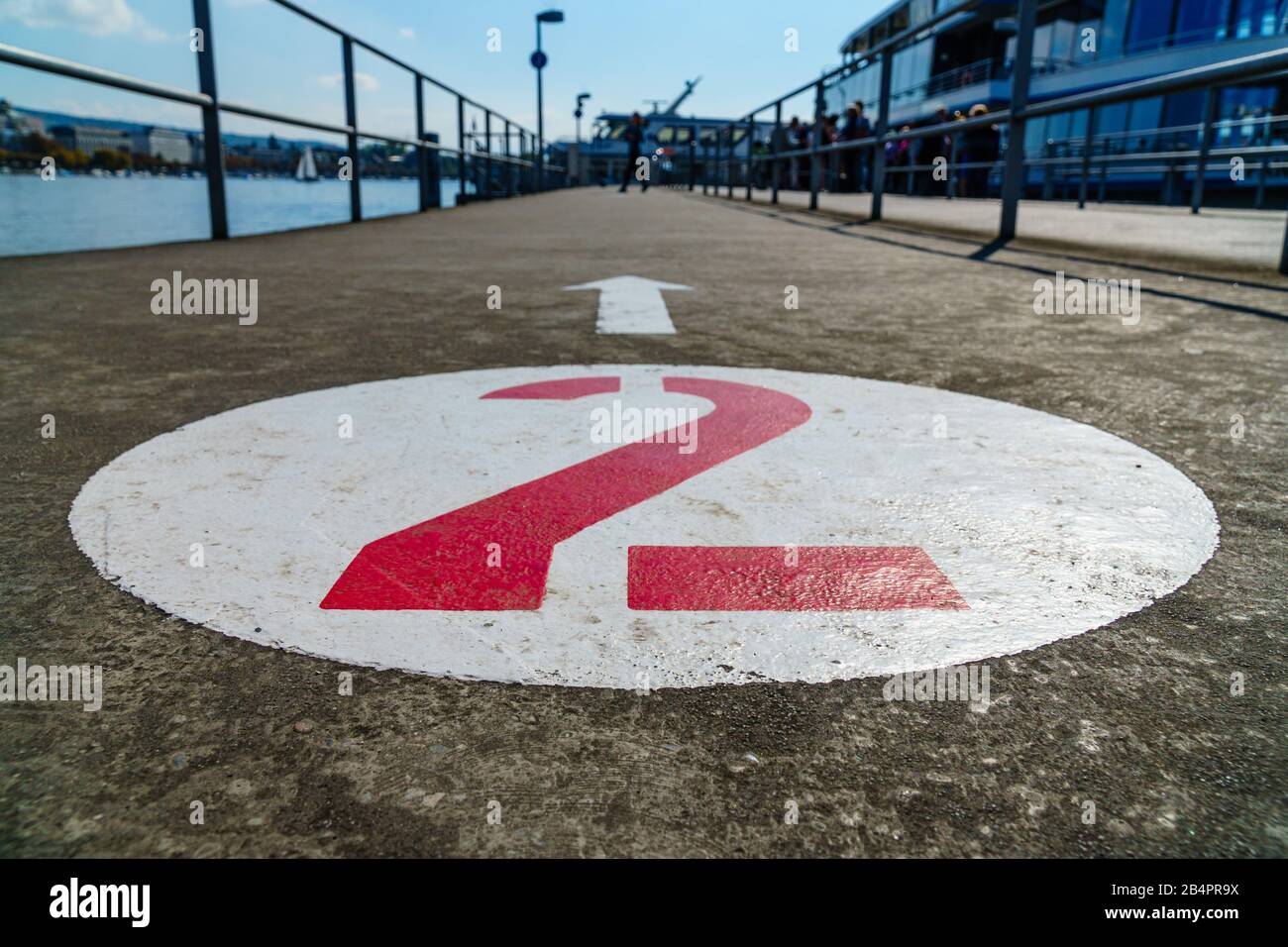 Zurich, Suisse - 7 octobre 2018 : file d'attente numéro 2 à la Lake Zurich navigation Company. Les gens en arrière-plan flou attendant le bateau touristique Banque D'Images
