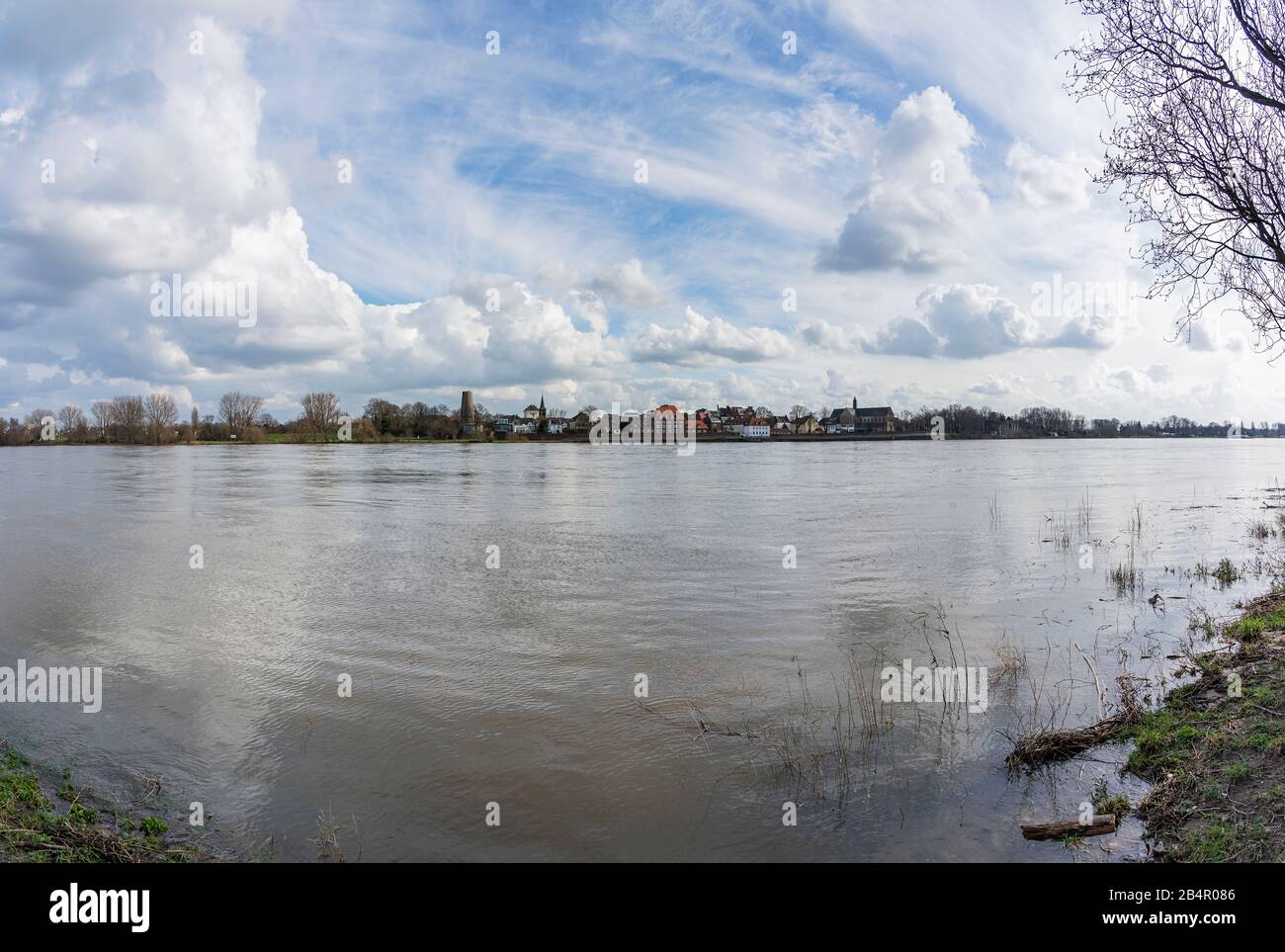 Düsseldorf - Panorama de Kaiserswerth avec le Rhin à marée haute, Rhénanie du Nord Westpalia, Allemagne, 04.03.2020 Banque D'Images