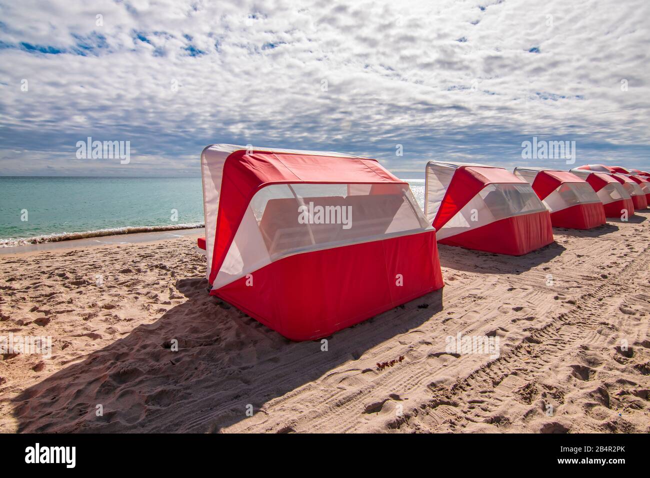 Plage de Hollywood, Floride. Tentes à baldaquin à l'ombre du soleil sur la plage. Banque D'Images