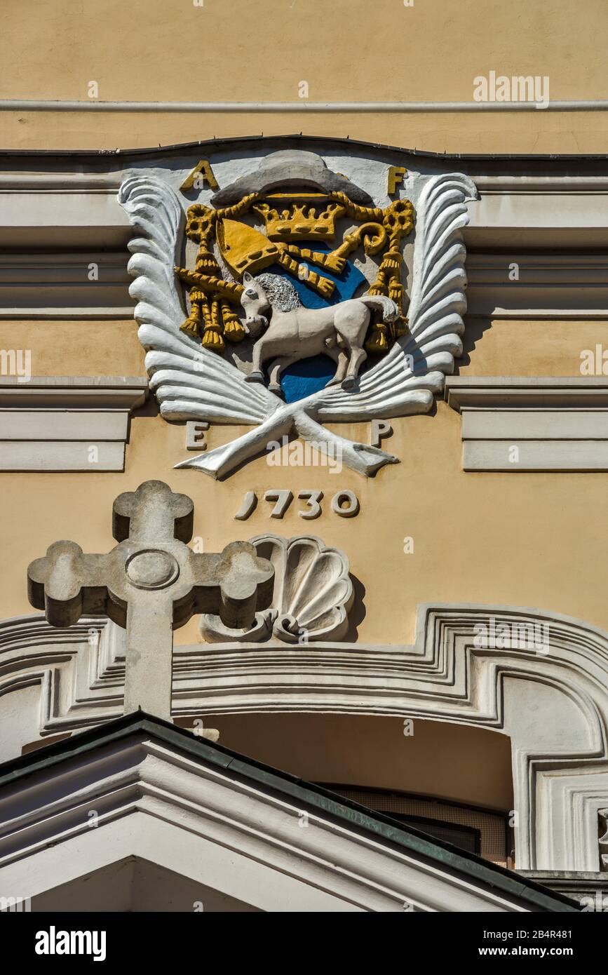 Armoiries de Boncza, symboles de l'Église catholique, 1730, à la façade de la cathédrale Basilique de la Vierge Marie et de Saint Jean-Baptiste à Przemysl, Pologne Banque D'Images